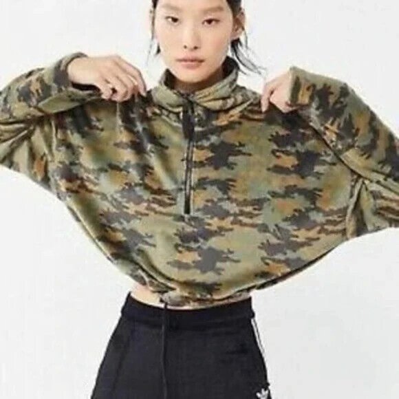 Urban Outfitters Sweater Angela Camo Crop Fleece 1/4 Zip Pullover - Picture 2 of 10